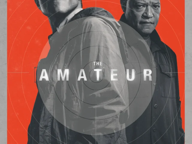 پوستر فیلم The Amateur (2025)؛ مردی تنها با چهره‌ای مصمم در میان سایه‌های شهری تاریک، در حالی که نور نئون بر چهره‌اش افتاده و حس انتقام و تعلیق را القا می‌کند.