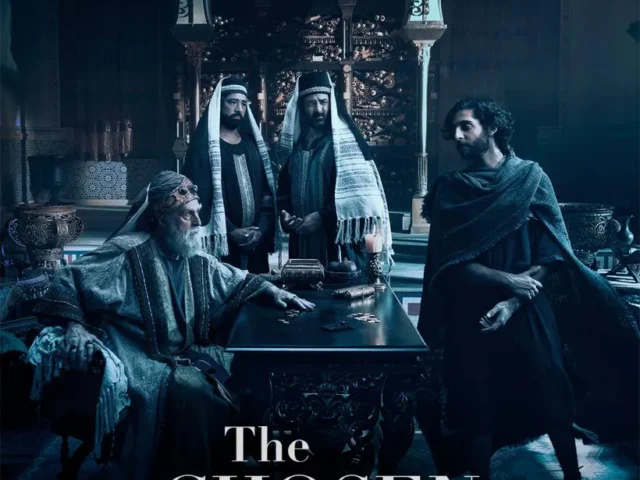 پوستر فیلم The Chosen: Last Supper Part 3 (2025)؛ تصویری معنوی از شام آخر با نور گرم و چهره‌های متفکر حواریون در اطراف عیسی، با پس‌زمینه‌ای تار و رازآلود.